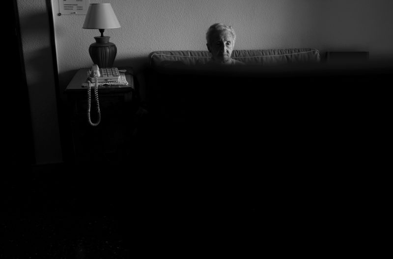 Viendo TV en salón de casa. © Carlos de Andrés