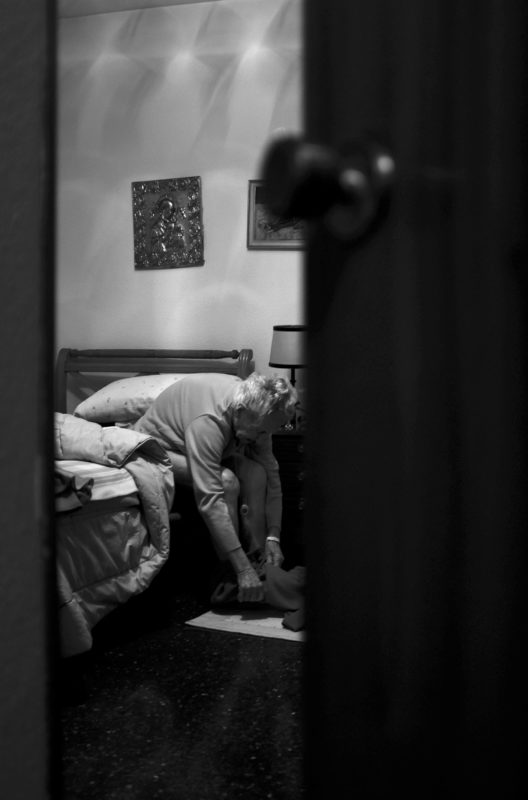 Vistiéndose en habitación. © Carlos de Andrés