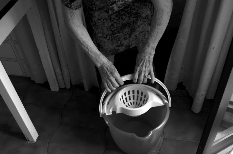 Preparando el cubo de agua. © Carlos de Andrés