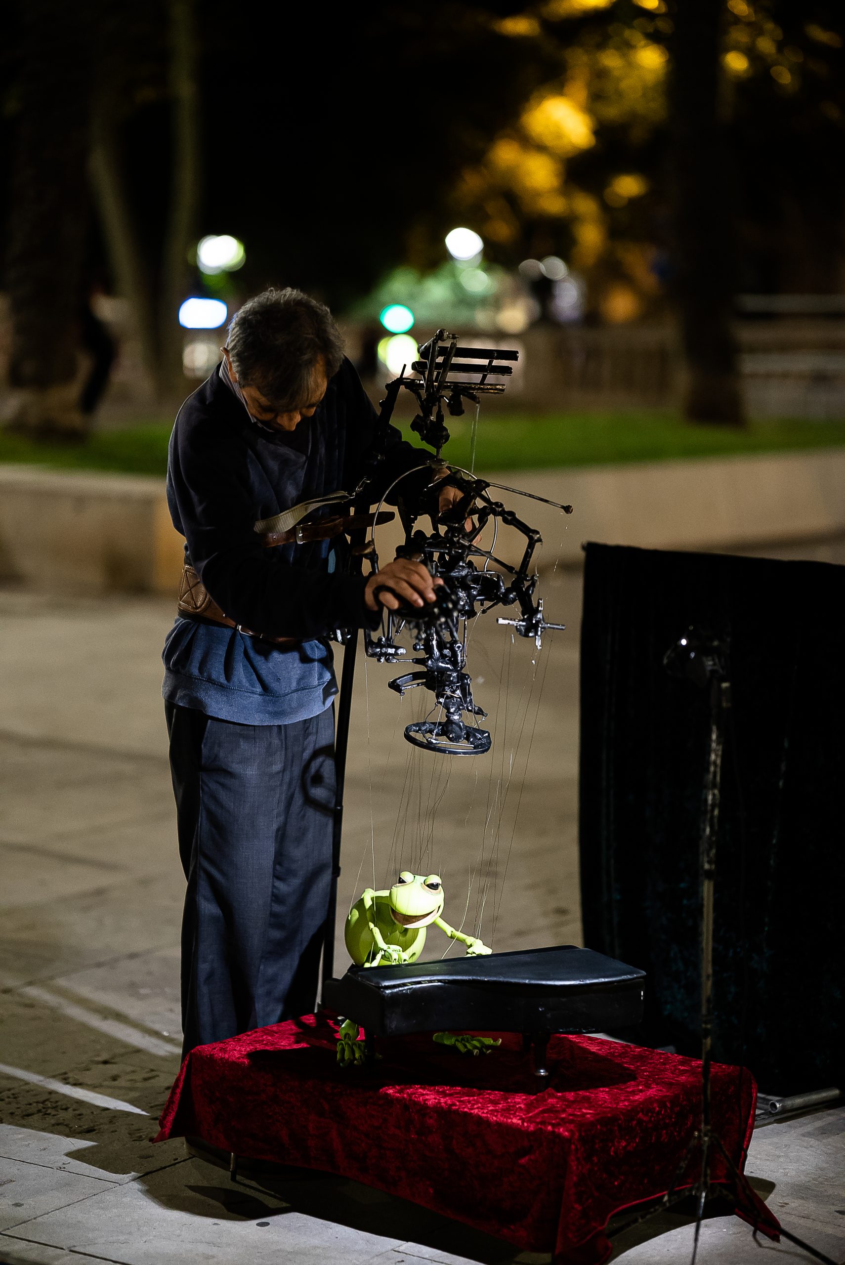 Foto de prueba del bokeh del objetivo, de noche - Titiritero en el Paseo Lluis Companys