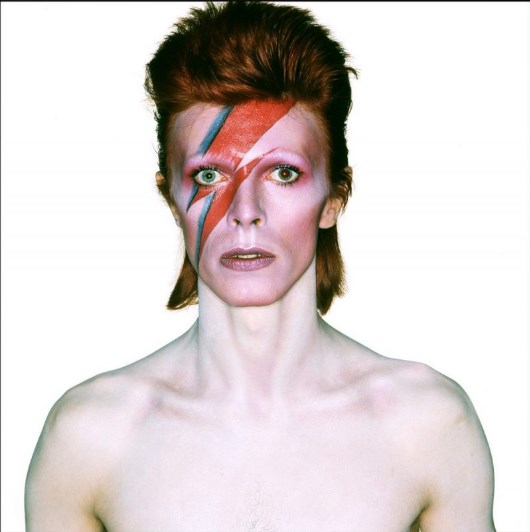 David Bowie fotografiado por Brian Duffy para la portada del álbum Aladdin Sane